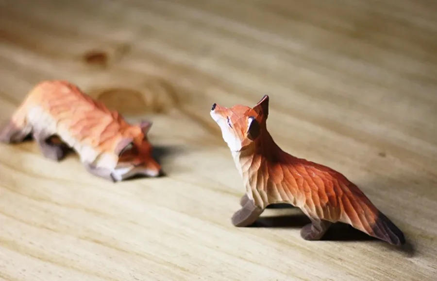 Description Picture 3 of itemModern Art Fox Wood Carving Ornaments Solid Wood Handicrafts Red White Foxes Home Decor Desk Decor Animal Figurine Statue