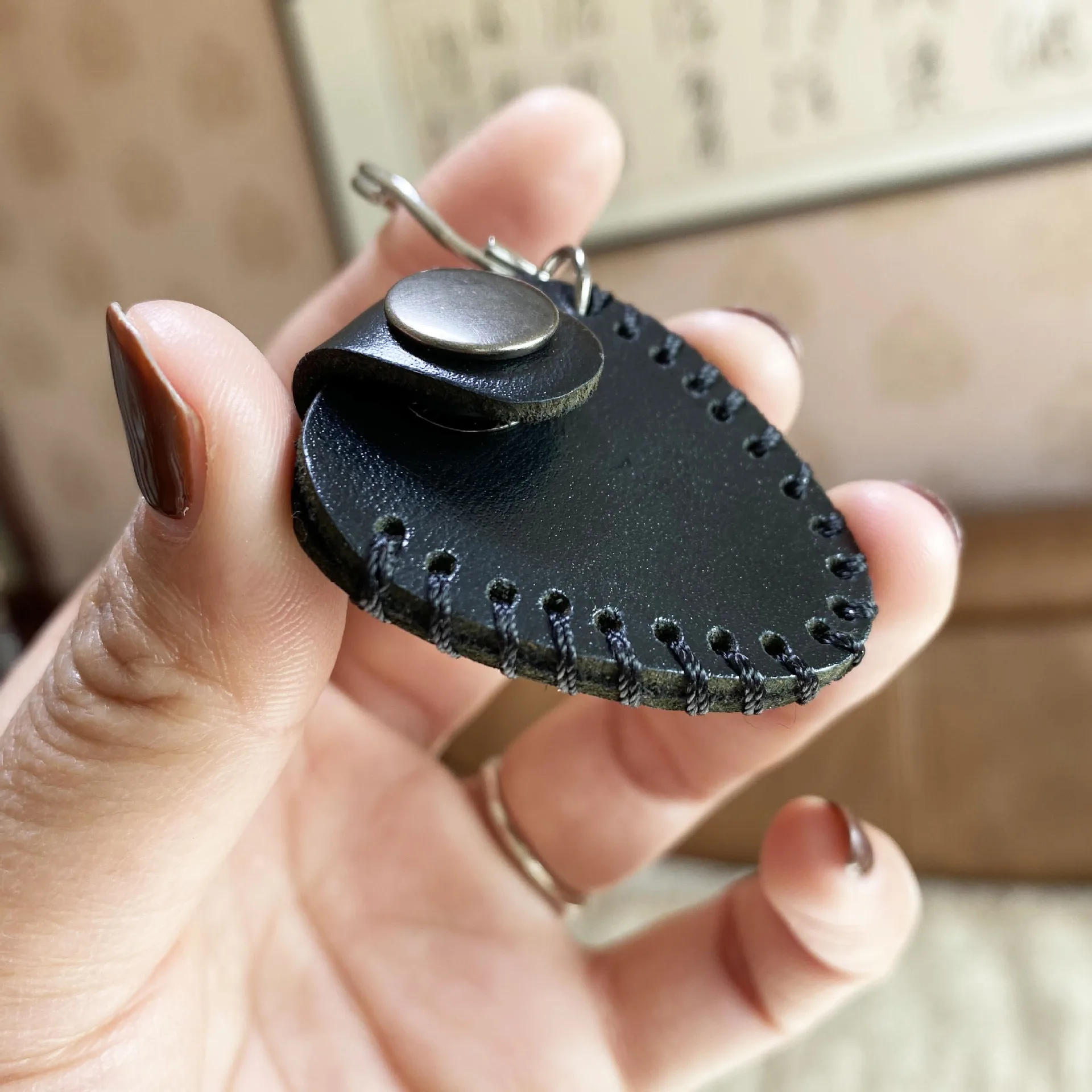 Description Picture 3 of item1PCS Genuine Leather Guitar Pick Storage Bag Pocket case Key Chain