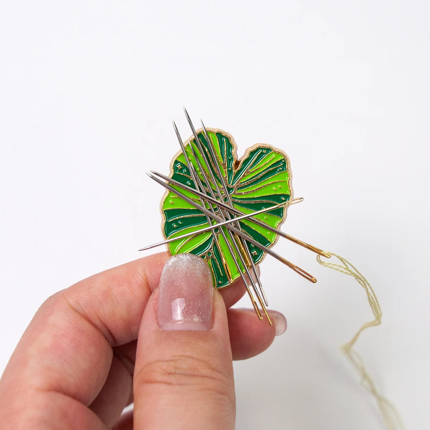 Description Picture 3 of itemNeedle Minder Sewing Magnetic Keeper Enamel Needle Pins Holder Needle Nanny with Magnet for Cross Stitch Embroidery Needlework