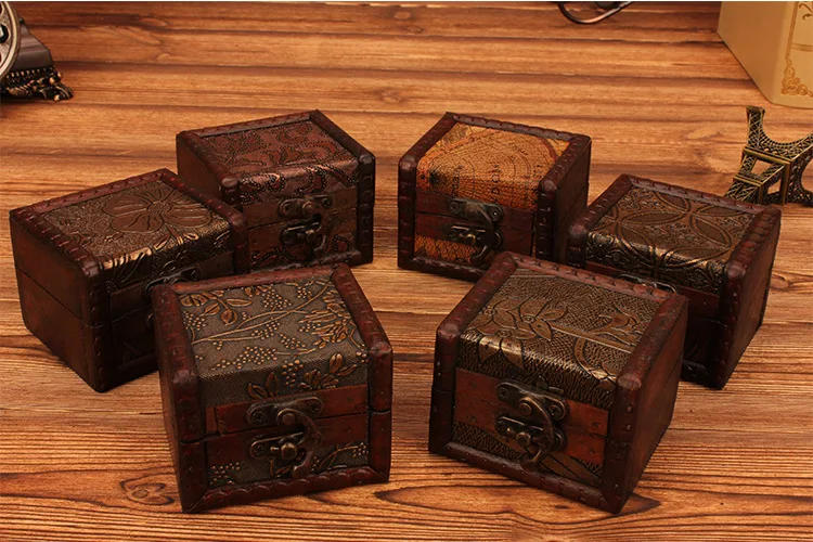 Description Picture 4 of itemExquisite European Vintage Wooden Small Storage Box Creative Badge Brooch Jewelry Box Imitate-Old Hand Made Tabletop Ornament