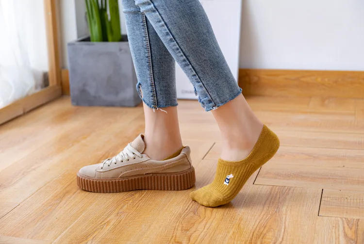 Description Picture 3 of itemSolid Color Simple Boat Socks Embroidery Cute Short Socks Women Invisible No Show Sock Slipper Non-slip Silicone Low Ankle Socks