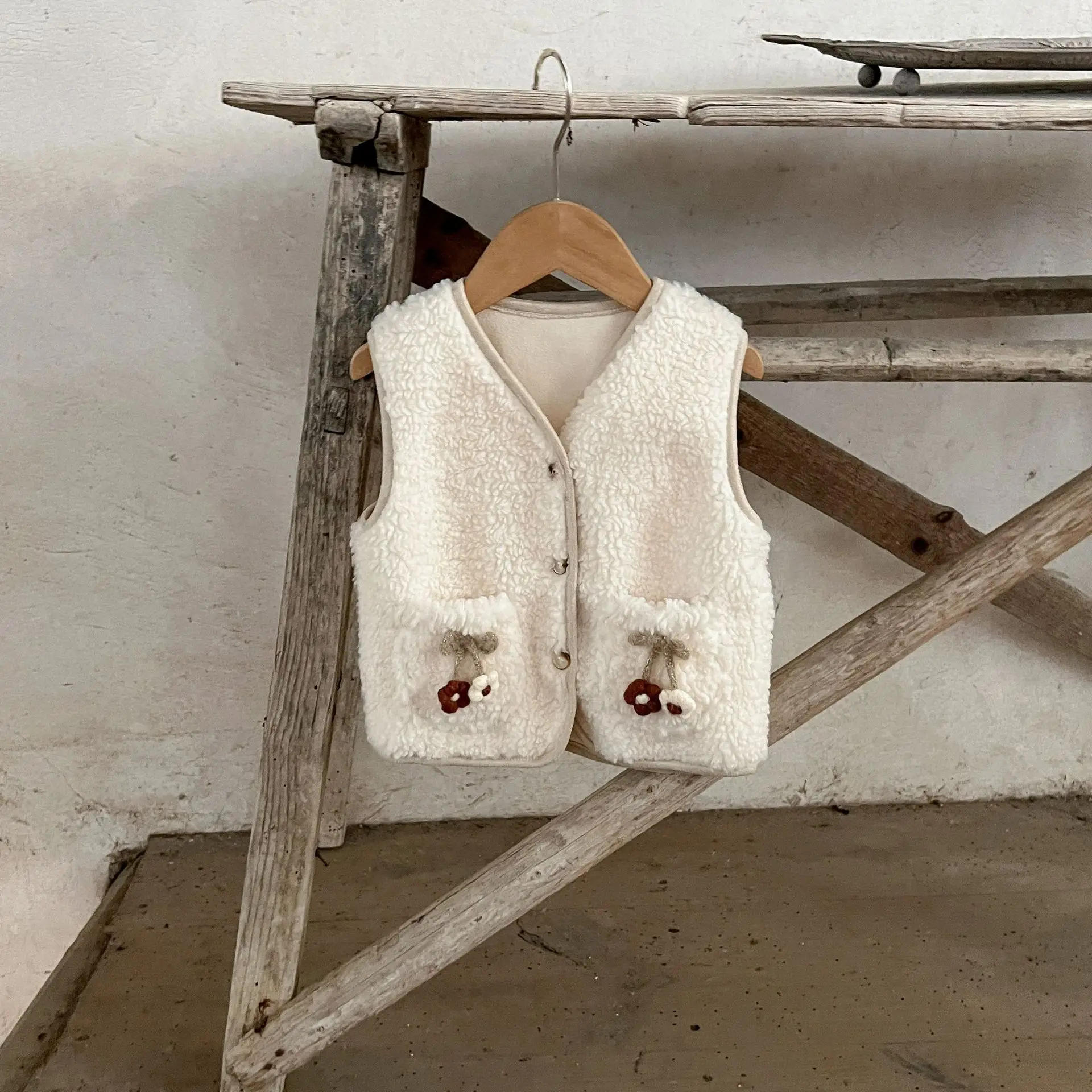 Description Picture 6 of item2025 New Baby European and American Vest Autumn and Winter Baby Cardigan Vest Baby Sleeveless Vest Coat