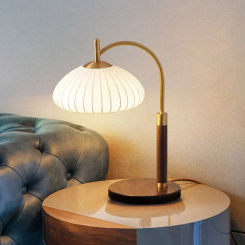 Medieval style table lamp 2024 new high-end American walnut Chinese bedroom bedside lampمصباح ارضي     מנורה עומדת플로어 램프 nordic