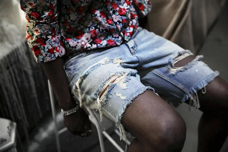 Description Picture 2 of itemKorean Version Of The Summer Men's New Spray Paint Beggar Big Hole Do Old Fashion Jeans Shorts Personality Hip-hop High Street