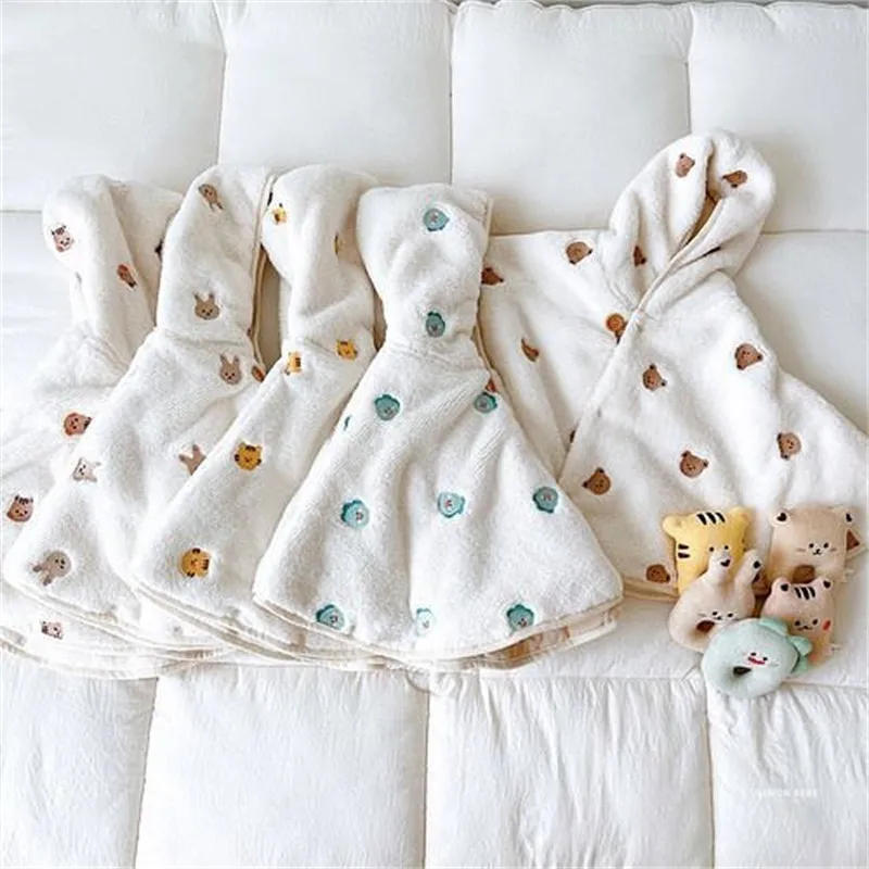Description Picture 2 of item2023 Winter Baby Hooded Cloak Baby Girl Coat Infant Outfit Windproof Coral Velvet Blankets for Newborn Embroidered Baby Clothes