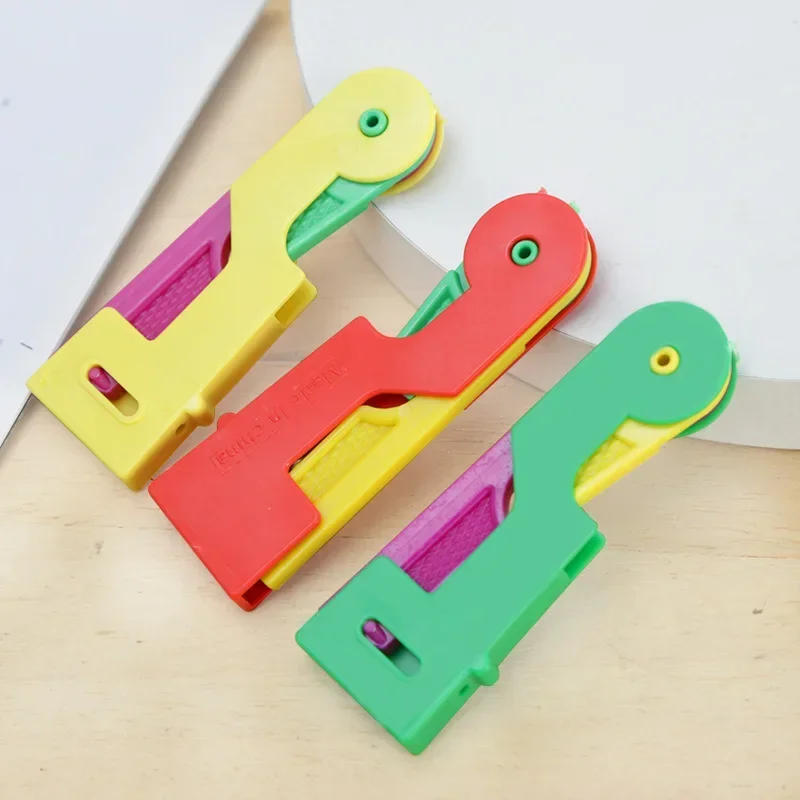 Description Picture 4 of itemRandom Color Threader Elderly Guide Needle Easy Device Convenient Automatic Sewing Needle Threader Thread Guide Tool