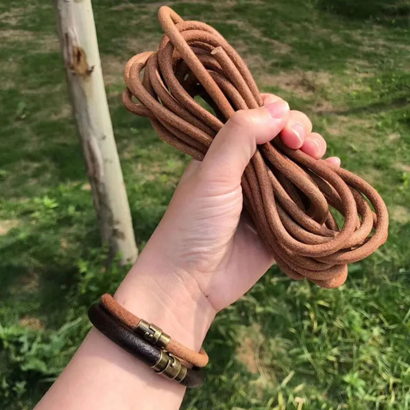 Description Picture 3 of item1/2/3mm Black Brown Genuine Cow Leather Rounde Flat Thong Cord Bracelet Necklace Findings Rope String For Jewelry DIY Making