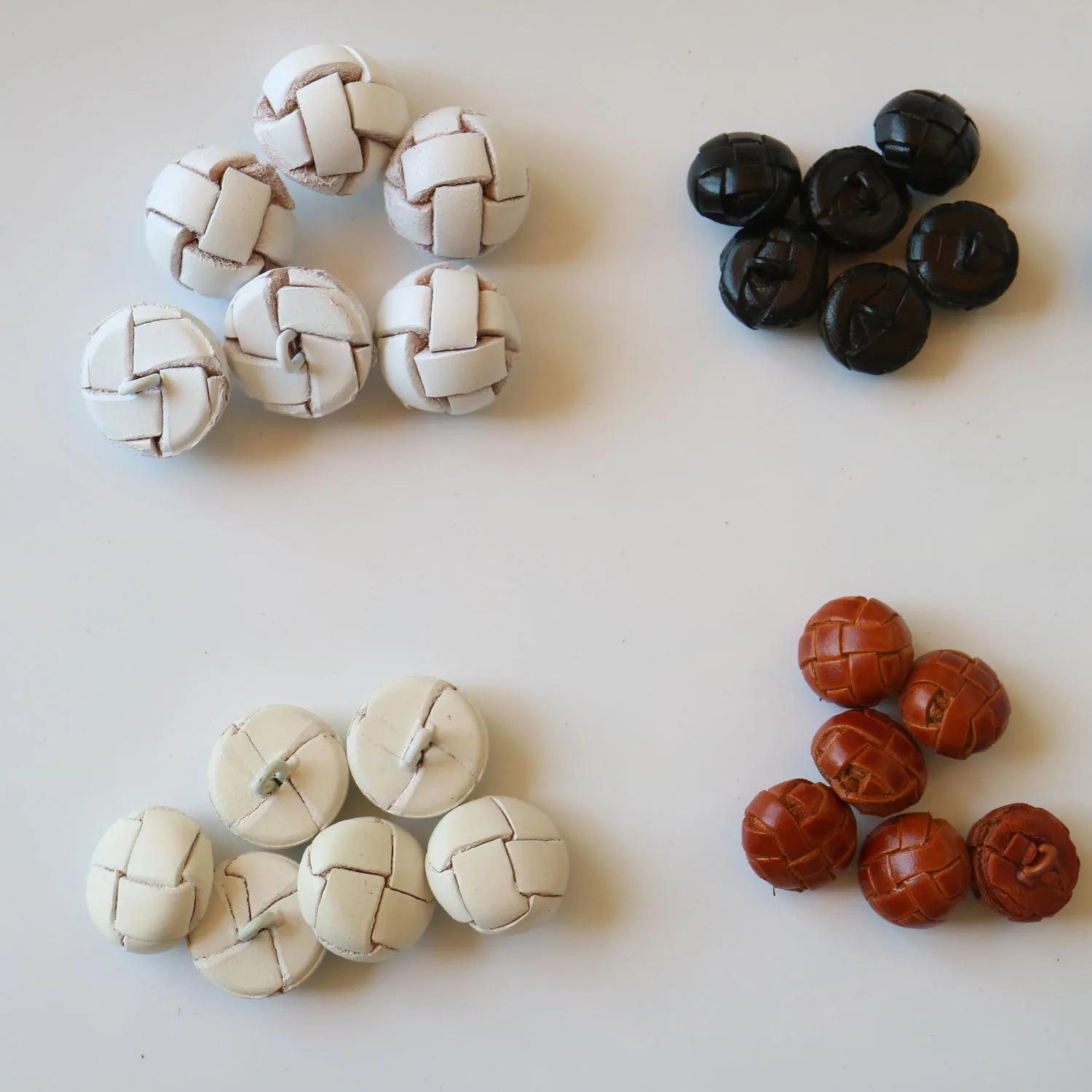 Description Picture 5 of item6pc/lot Genuine Leather covered buttons 15/19/21/23/26mm High quality beige black brown leather button for coats jacket buckle