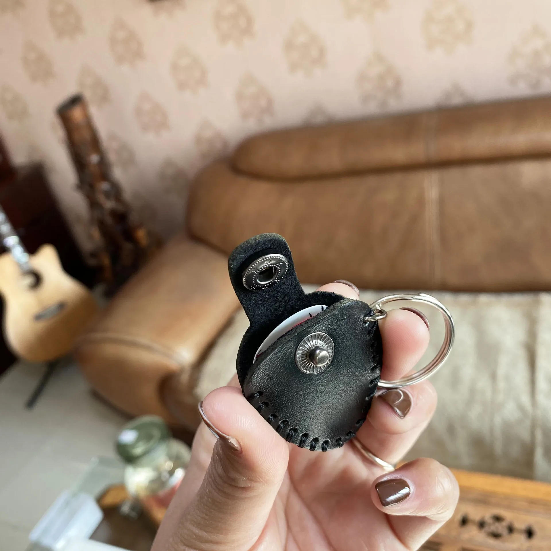 Description Picture 6 of item1PCS Genuine Leather Guitar Pick Storage Bag Pocket case Key Chain