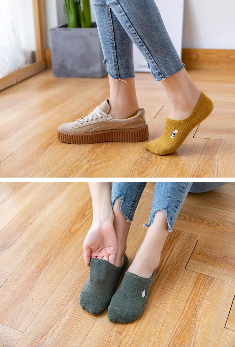 Description Picture 5 of itemSolid Color Simple Boat Socks Embroidery Cute Short Socks Women Invisible No Show Sock Slipper Non-slip Silicone Low Ankle Socks