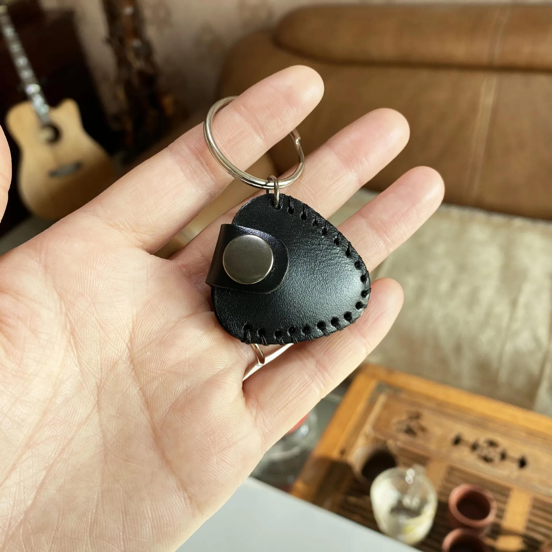 Description Picture 2 of item1PCS Genuine Leather Guitar Pick Storage Bag Pocket case Key Chain