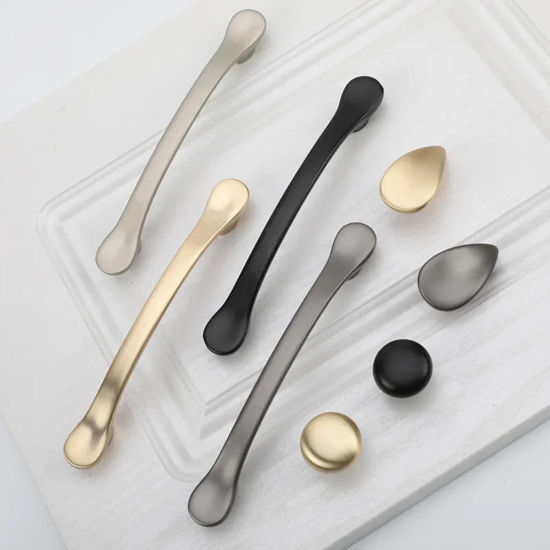 Description Picture 4 of itemNordic Light Luxury Gold Handle Modern Simple Cabinet Door