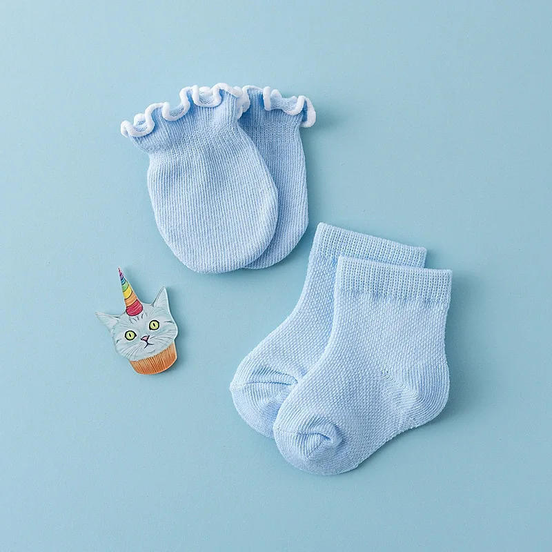 Description Picture 5 of itemCotton Baby Socks 4 Pairs Newborn Gloves Socks Set Spring Anti Scratch Bite Gloves Photography Props Infant Boys Girls Accessori