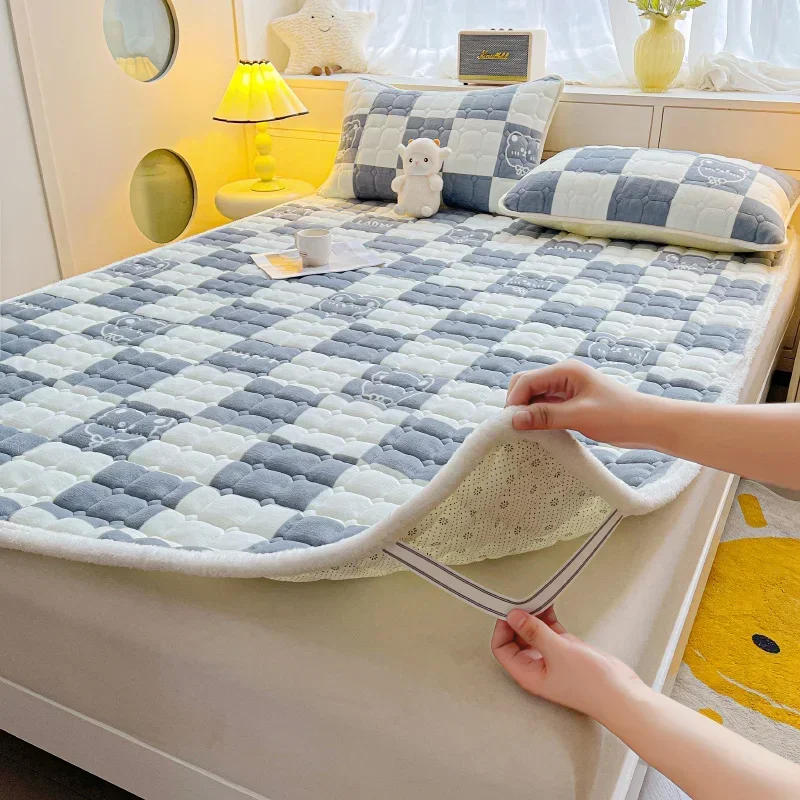 Description Picture 5 of itemWarm Mattress Topper Quilted Bed Mat Cover Velvet Bed Linen Plaid Mattress Protection Pad матрасы для кровати (No Pillowcase)