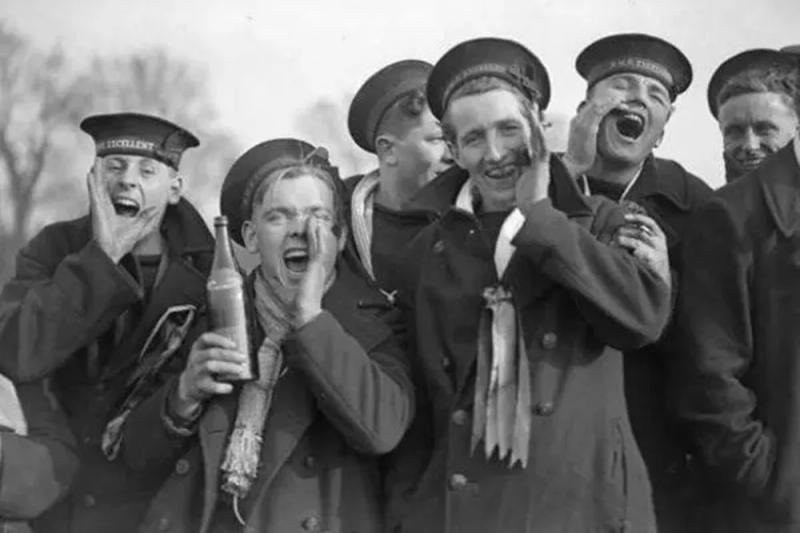 Description Picture 4 of itemMen's Pea Coat Classic Navy Double-breasted Slim Thick Woolen Jacket for Autumn and Winter Men Vintage Clothing