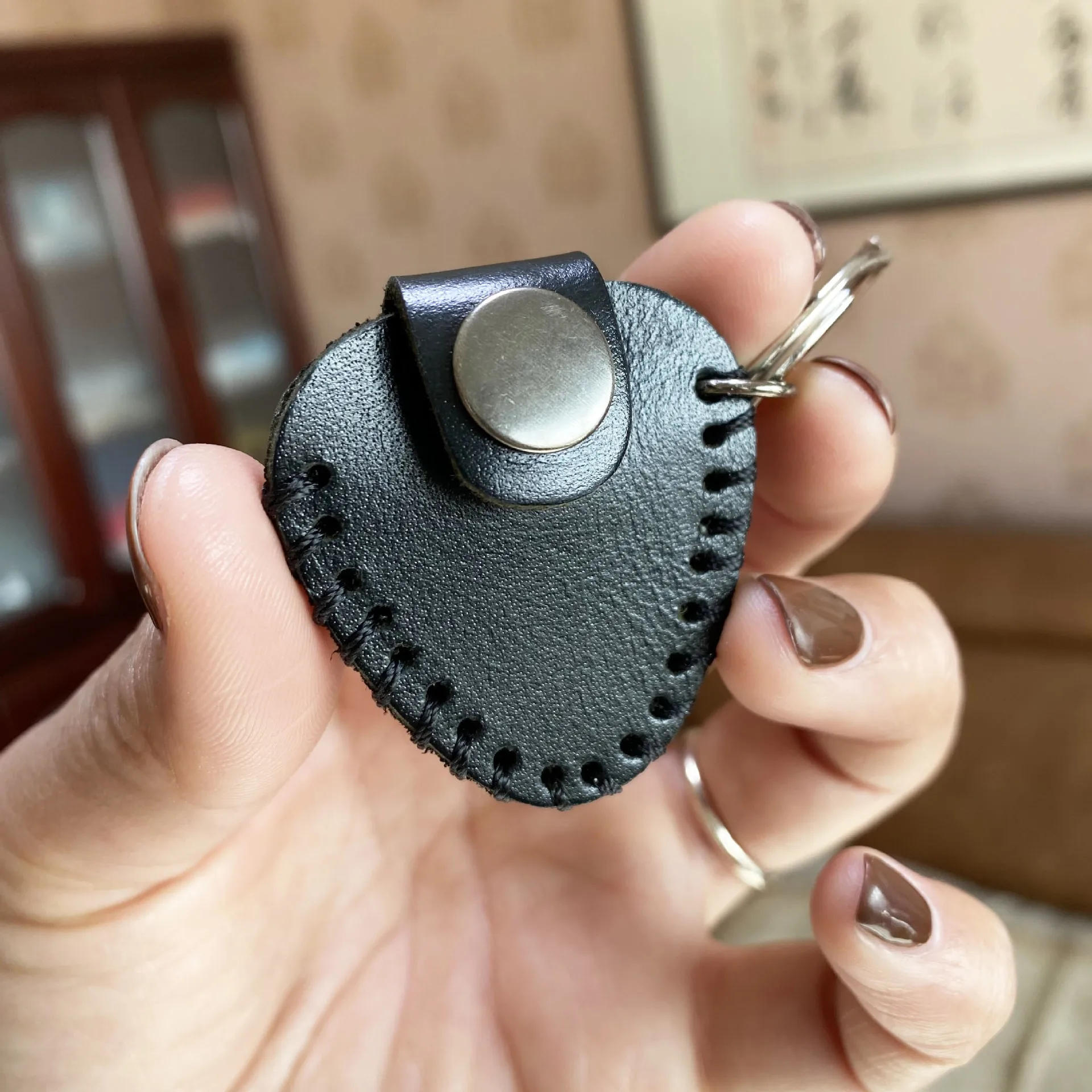 Description Picture 4 of item1PCS Genuine Leather Guitar Pick Storage Bag Pocket case Key Chain