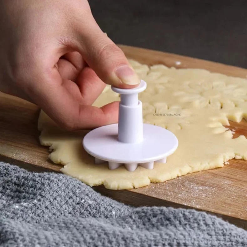 Description Picture 3 of item4PCS Push-type Cookie Cutter Spring Mold Cookie Mold Biscuit Daisy Flower Mold DIY Pastry Cake Molds Fondant Stamp Cake Tools