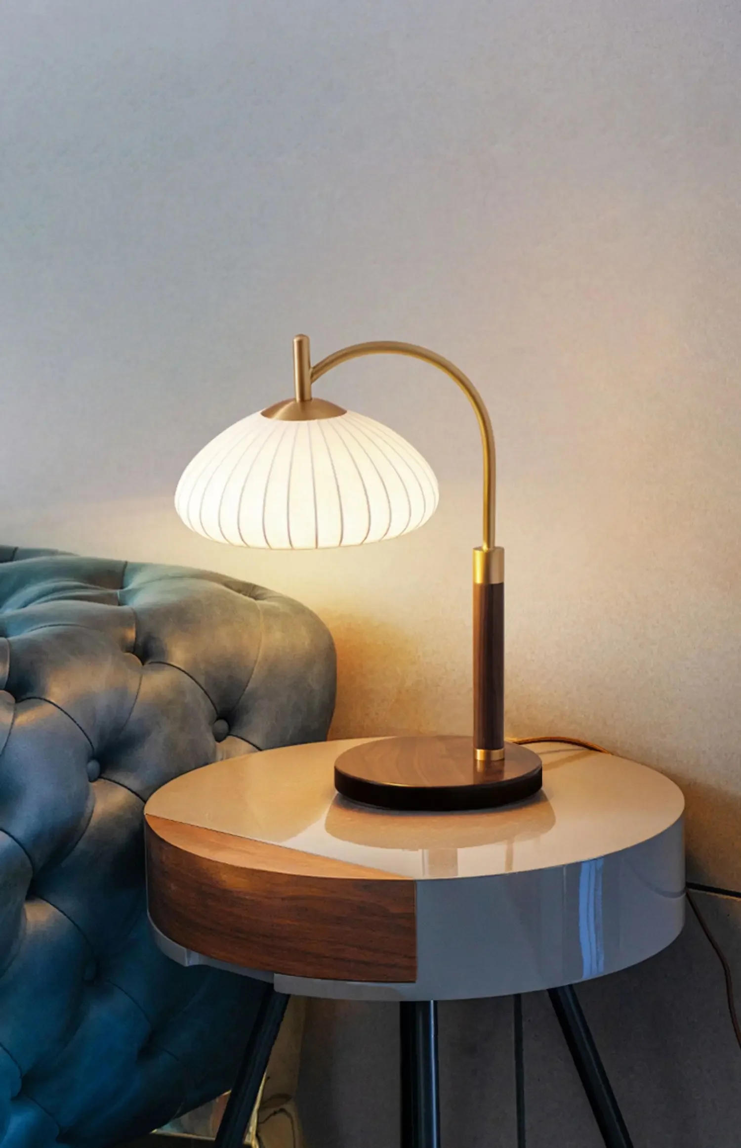 Description Picture 2 of itemMedieval style table lamp 2024 new high-end American walnut Chinese bedroom bedside lampمصباح ارضي     מנורה עומדת플로어 램프 nordic