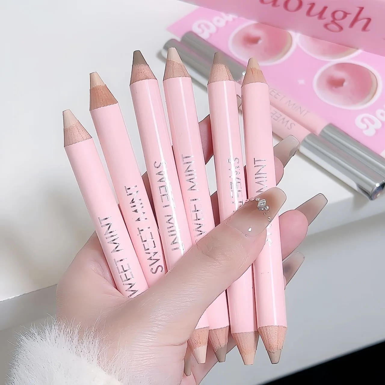 Description Picture 6 of itemDouble-ended Contouring Shading Pen Face Brighten Nose Shadow Profile Natural Three-dimensional Highlight Stick Korean Makeup