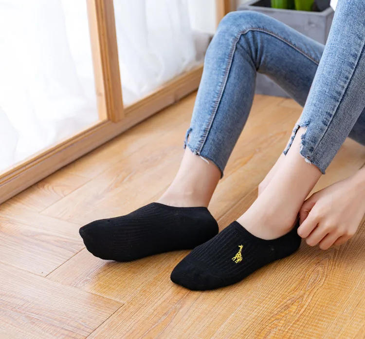 Description Picture 6 of itemSolid Color Simple Boat Socks Embroidery Cute Short Socks Women Invisible No Show Sock Slipper Non-slip Silicone Low Ankle Socks