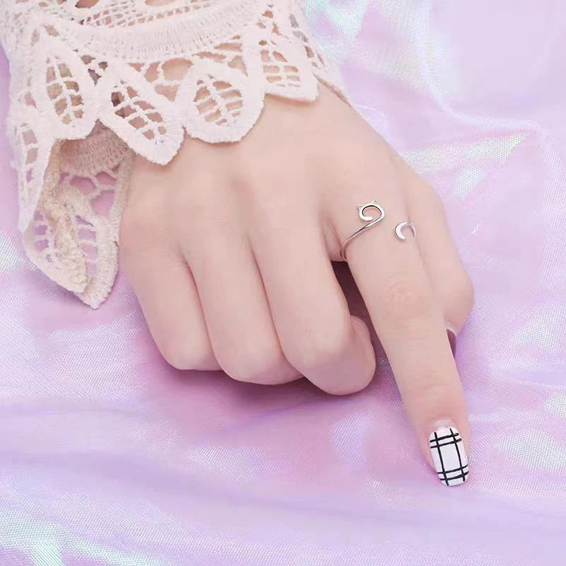 Description Picture 3 of item1XAdjustable Size Yarn Ring Cat Ears Crochet Ring Beginner Knitting Crocheting Loop Thread Wrapped Rings Tension Regulator Tool