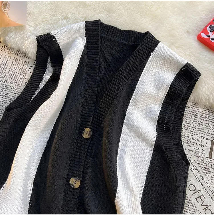 Description Picture 5 of itemSweater Vest Men Preppy Stylish Students Ulzzang Japanese Harajuku Sleeveless Knitwear S-3XL Casual Teens High Street Button Up