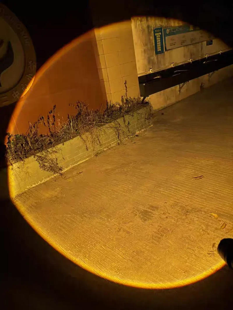 Description Picture 4 of item800W High Power LED Flashlight Rechargeable Yellow White Light Lantern Powerful Tactical Flashlight Super Bright LongRange Torch