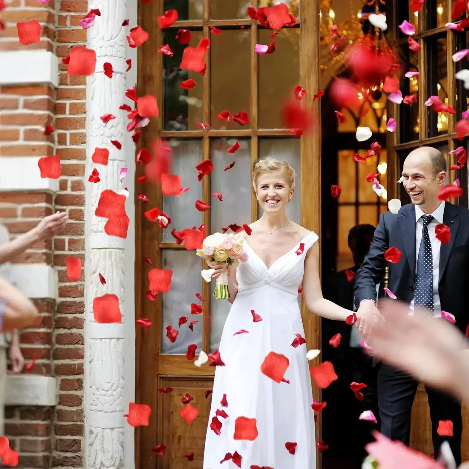 Description Picture 5 of item2000/100Pcs Artificial Fake Rose Petals Colorful Simulation Silk Rose Petal For Valentines Day Wedding Party Romantic Decoration