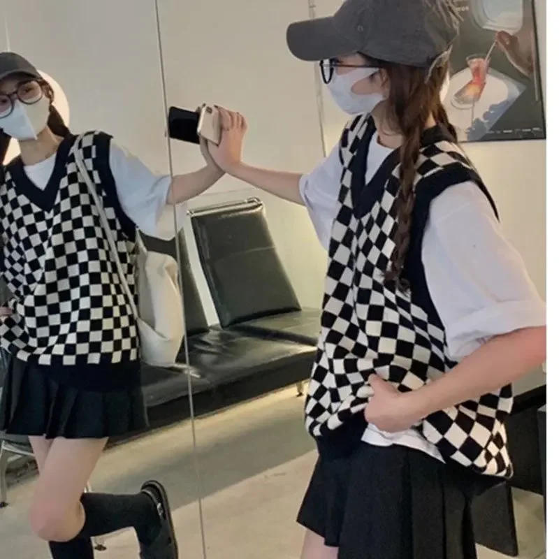 Description Picture 6 of itemTw Cross-border Men's Wear Couple Style V-neck Plaid Loose-fit Sweatvest Knit Vest Casual Scene Sleeveless Pullovers