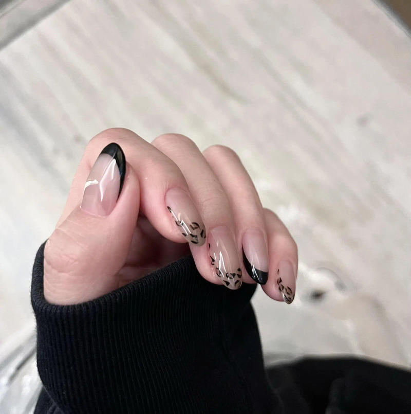 Description Picture 6 of item10Pcs Handmade Short Black White Press on Nails Oval Leopard Print Fake Nails Irregular French Wearable False Nails Tips