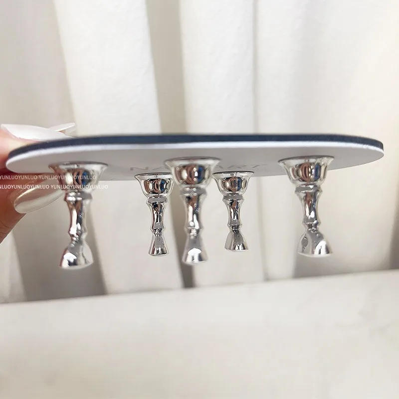 Description Picture 4 of itemNail Practice base Extremely simple strong magnetic metal nail holder Wear nail pieces fixed suction nails art tool Practice