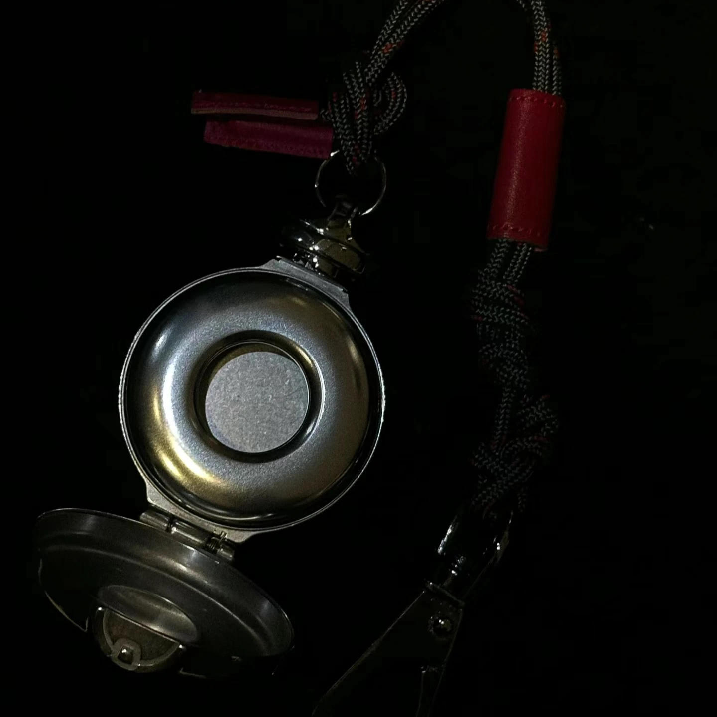 Description Picture 6 of itemStainless Steel Saturn Ashtray Luxury Portable Ashtray Bag Pendant  Living Room Desktop Creative Ornament Home Decoration