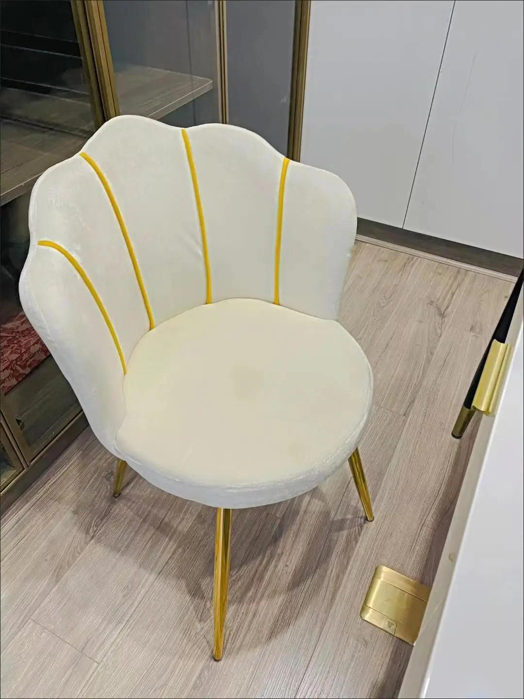 Description Picture 2 of itemModern Nordic Dressing Chair Velvet Home Living Room Dining Chairs Bedroom Furniture Makeup Stool كرسي cadeira 의자 Nail Chair