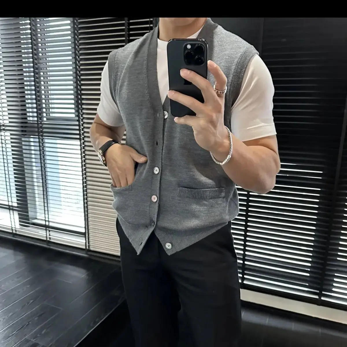 Description Picture 3 of itemSpring Summer Sleeveless Knitted Cardigan Vest Fashionable Simple Comfortable Breathable Loose Casual Vests Male Clothes