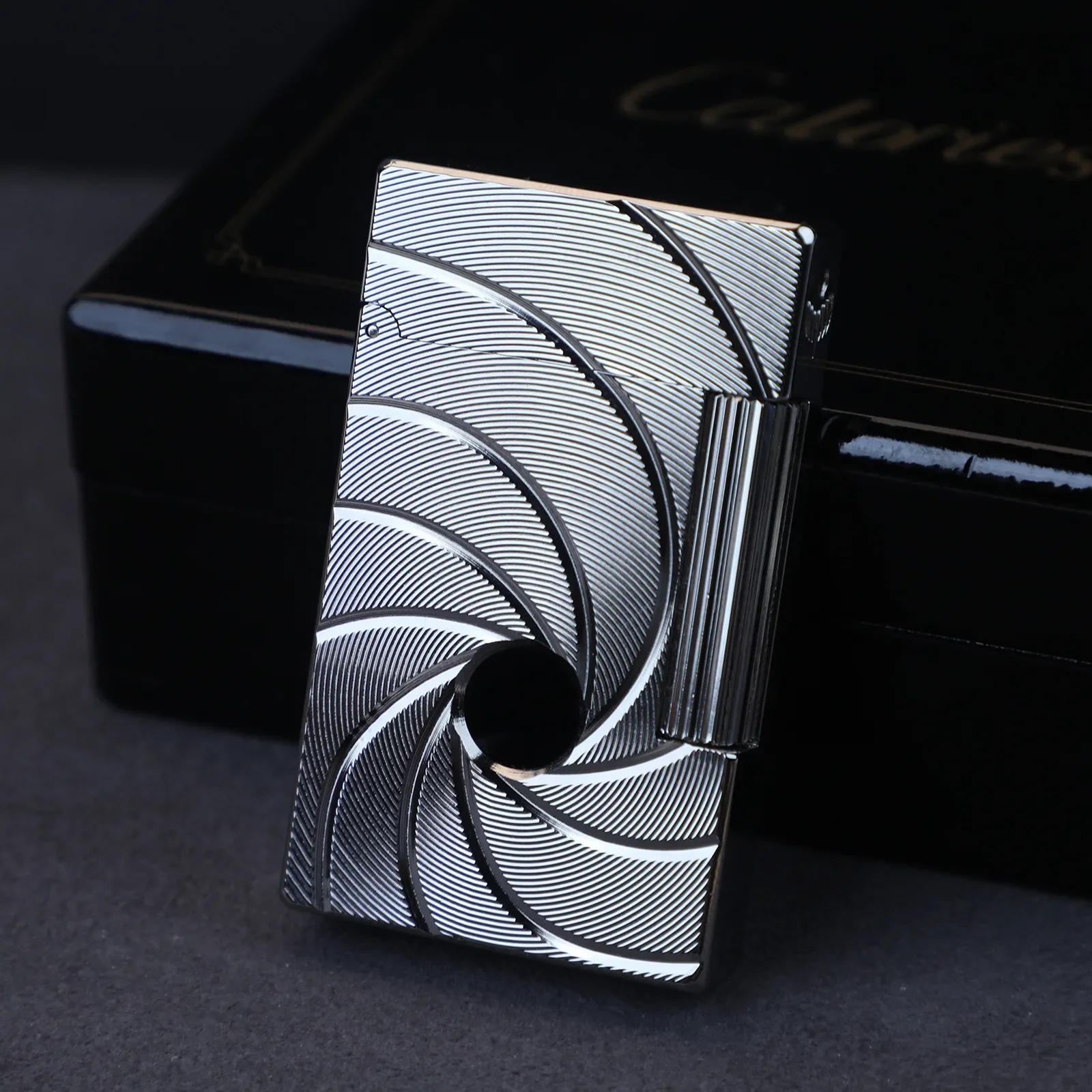 Description Picture 3 of itemNew Personality High-End Atmospheric Brass Grinding Wheel Ignition Lighter With Butane Gas Side Rub Ignition High-End Men's Gift