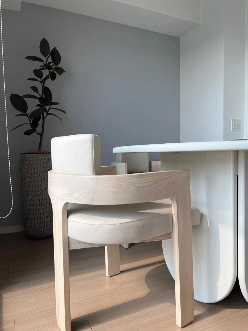 Description Picture 3 of itemNordic Light Luxury Solid Wood Dining Chair Handrail Backrest Desk Designer