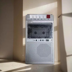 Portable Cassette Tape Recorder Cassette Tape Deck with Built-in Bluetooth Speakers Multi-function Walkman MP3 music Player