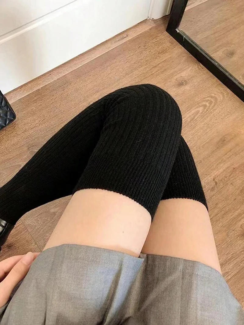 Description Picture 6 of item1 Pair Women Classic Striped Knee High Stockings Fashionable Versatile Black White Gray Solid Color Socks Comfortable Stockings