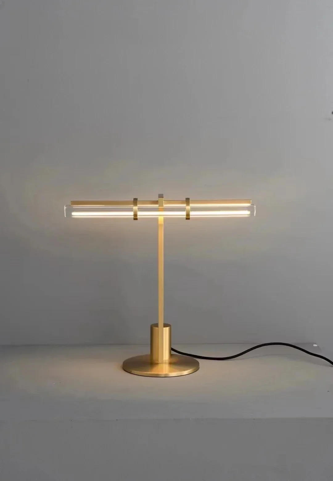 Description Picture 3 of itemNordicsimple modern light luxurydesklamp designer living room bedroom bedside model room exhibition hall decorative glassторшер