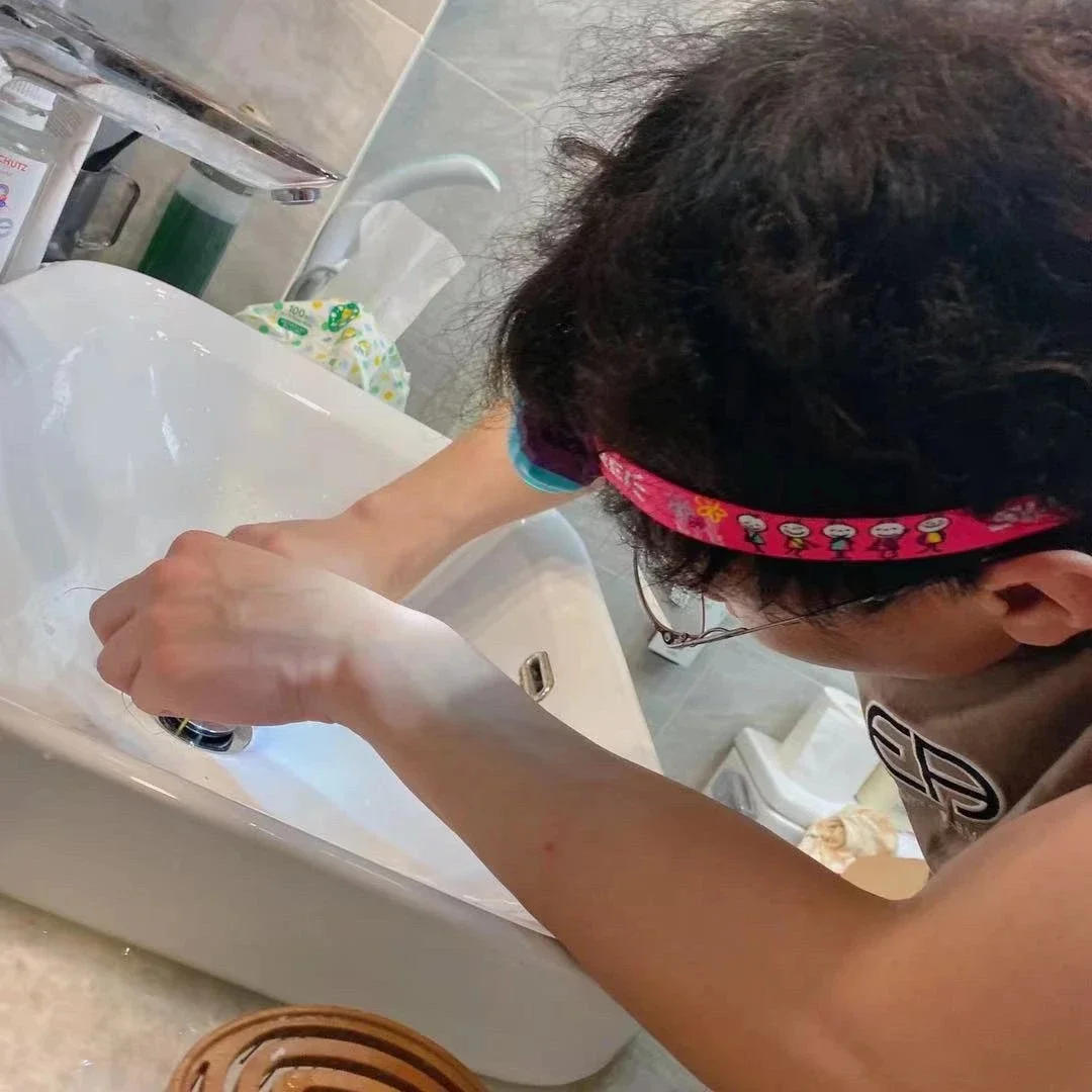 Description Picture 4 of itemChildren's Lightweight Headlamp and Dual Light Source Lighting Can Last up to 30 Hours