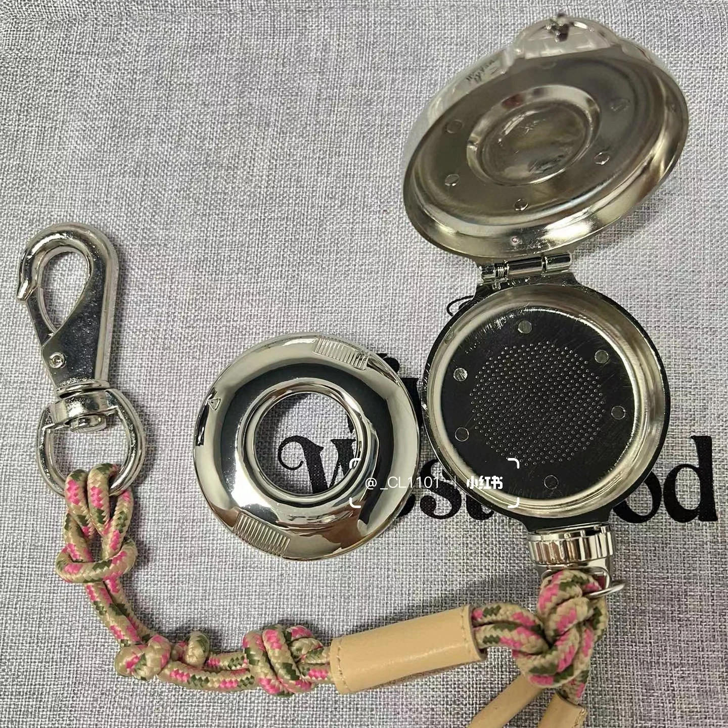 Description Picture 5 of itemStainless Steel Saturn Ashtray Luxury Portable Ashtray Bag Pendant  Living Room Desktop Creative Ornament Home Decoration