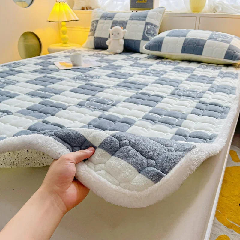 Description Picture 6 of itemWarm Mattress Topper Quilted Bed Mat Cover Velvet Bed Linen Plaid Mattress Protection Pad матрасы для кровати (No Pillowcase)