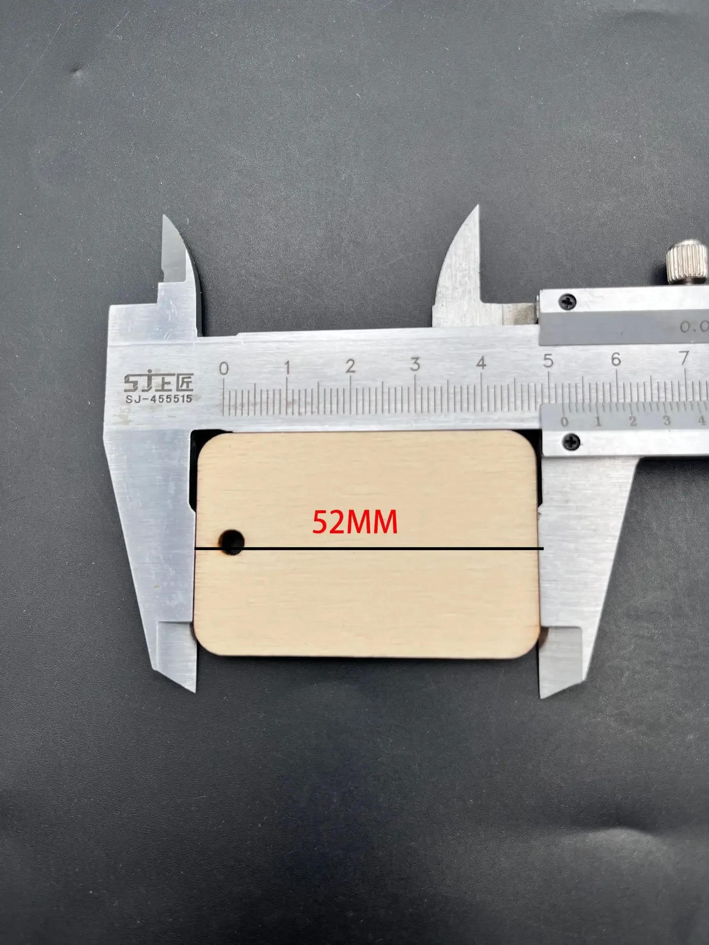 Description Picture 4 of item25/50/100Pcs Blank Wooden Hanging Label with Rope Unfinished Wood Slice Gift Tags Wedding Party Decor DIY Bookmark Crafts