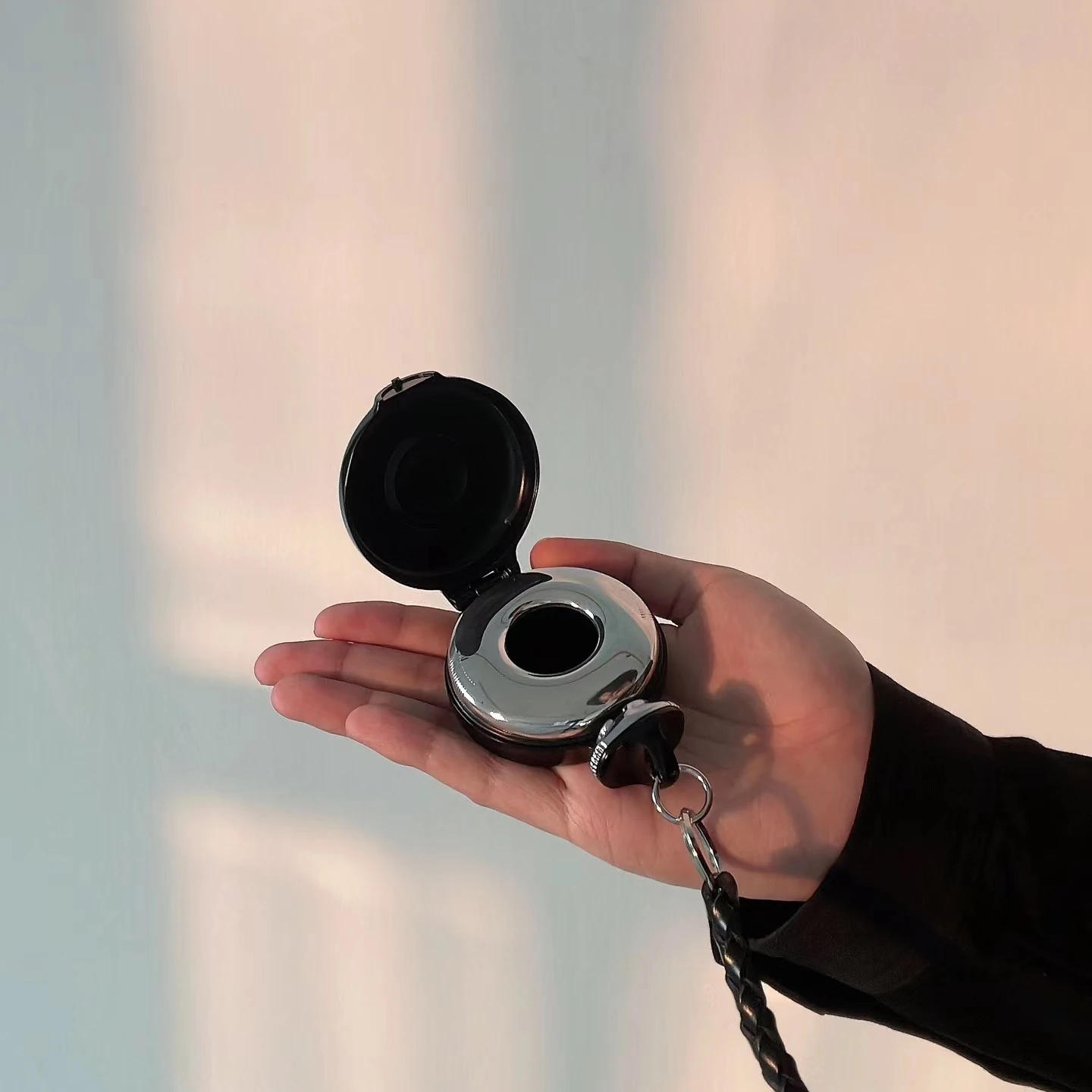 Description Picture 4 of itemStainless Steel Saturn Ashtray Luxury Portable Ashtray Bag Pendant  Living Room Desktop Creative Ornament Home Decoration