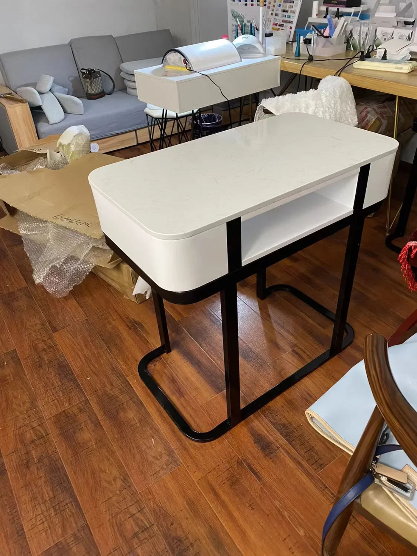 Description Picture 2 of itemWrought Iron Professional Manicure Table Modern Minimalist Nail Tables Salon Furniture Light Luxury Nail Shop Table Chairs Set A