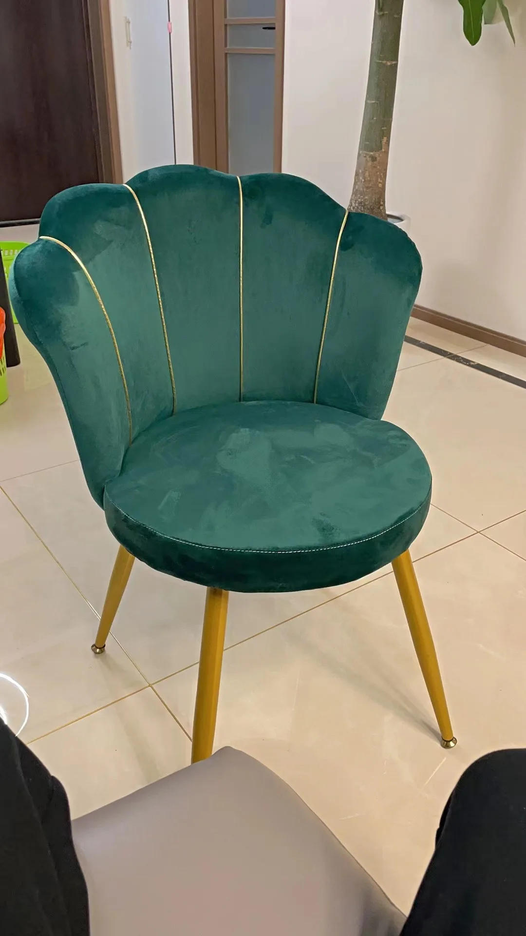 Description Picture 5 of itemModern Nordic Dressing Chair Velvet Home Living Room Dining Chairs Bedroom Furniture Makeup Stool كرسي cadeira 의자 Nail Chair