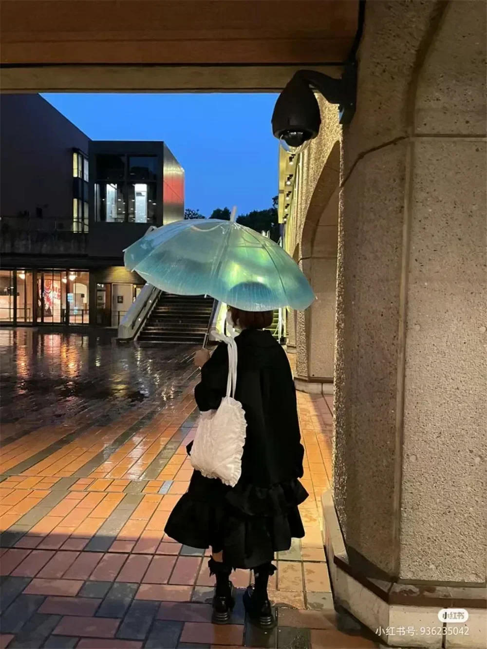 Description Picture 2 of itemUnique Beach Parasol Portable New Long Handle Jellyfish Automatic Umbrella Plastic Unisex Rain Gear Transparent Gradient