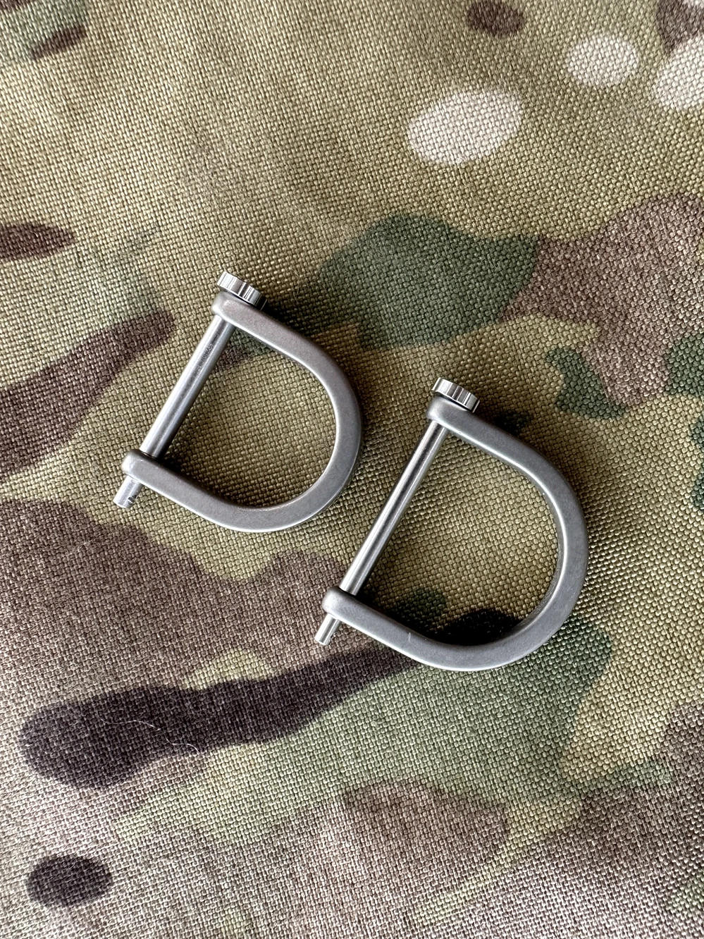 Description Picture 4 of itemEDC Titanium Alloy Hooves buckle Vachette Clasp Outdoor EDC Small Tool Keychain D Shape Titanium Buckle Car Keychain Tools