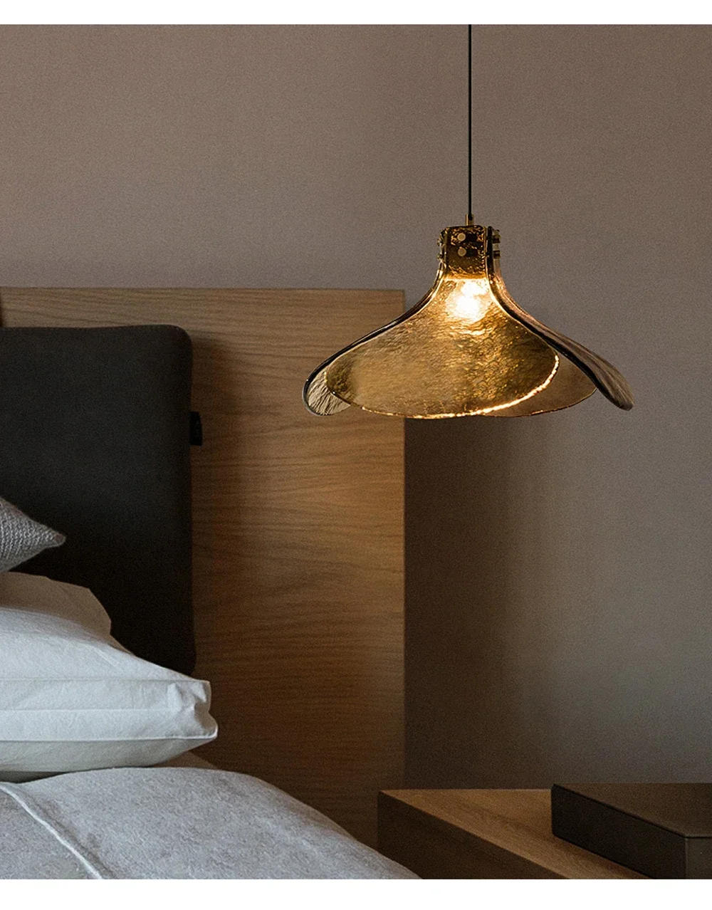 Description Picture 4 of itemLED Glass Pendant Light petal Shape bedroom Loft Retro Home Light Restaurant Bar Bedroom Coffee Book bar lamparas para techo