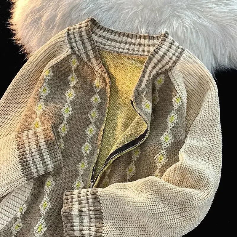 Description Picture 6 of itemVintage American Style Argyle Design Sensibility Niche Sweater Jacket Autumn Loose-fit Knit Zip-up Cardigan Top Casual Scene